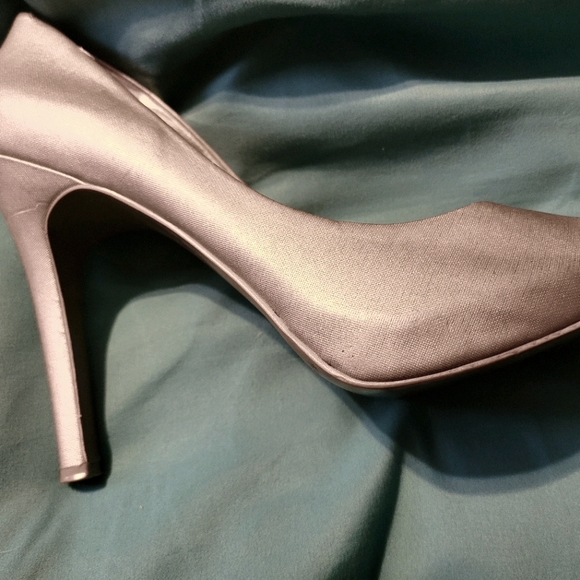 Gold/pewter heels - Picture 2 of 2